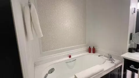 King Room with River View (#803) bathroom picture #11
