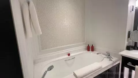 King Room with River View (#803) bathroom picture #12