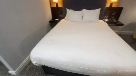Queen Guest Room (#525) bed picture #2