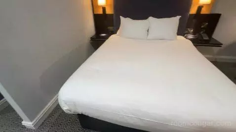 Queen Guest Room (#525) bed picture #3