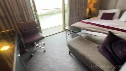 Deluxe King Room with Balcony and River View - High Floor (#1007) bed picture #5