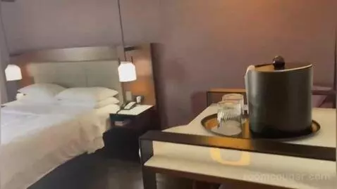 Executive Level King Room, Guest Room, 1 King, High Floor (#1226) bed picture #2