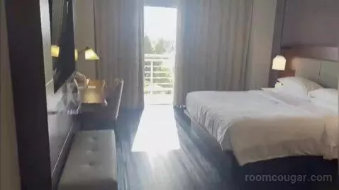 Executive Level King Room, Guest Room, 1 King, High Floor (#1226) bed picture #6