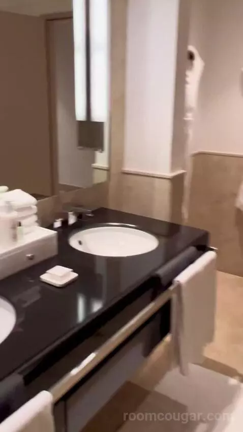 Premier King Suite with Sofa Bed and Marina View - Club Level (#1502) bathroom picture #11