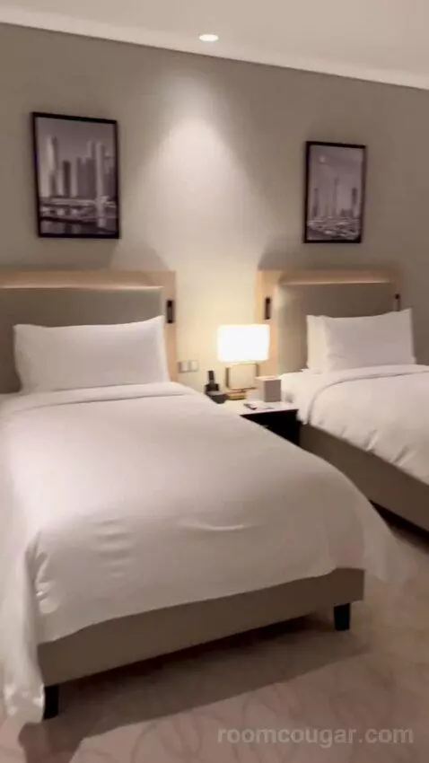 Executive Twin Room with Marina View - Club Level (#1316) bed picture #3