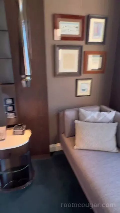 Grand Executive King Suite with Club Lounge Access picture #12