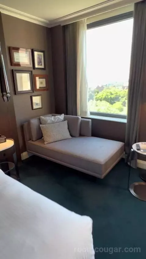 Grand Executive King Suite with Club Lounge Access bed picture #1