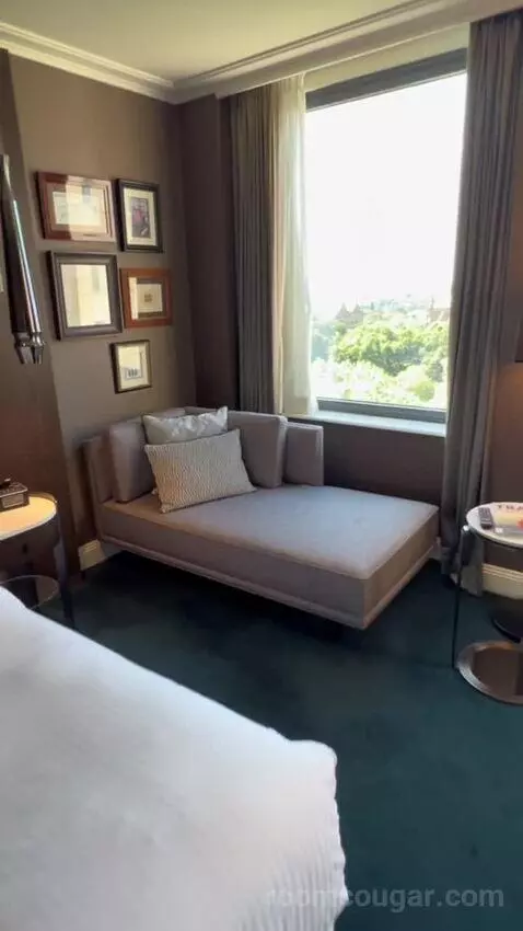 Grand Executive King Suite with Club Lounge Access bed picture #2