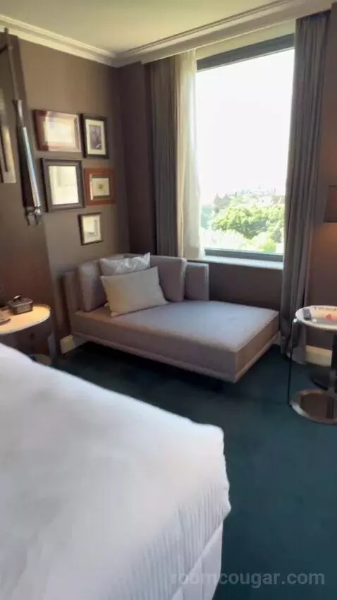 Grand Executive King Suite with Club Lounge Access bed picture #4