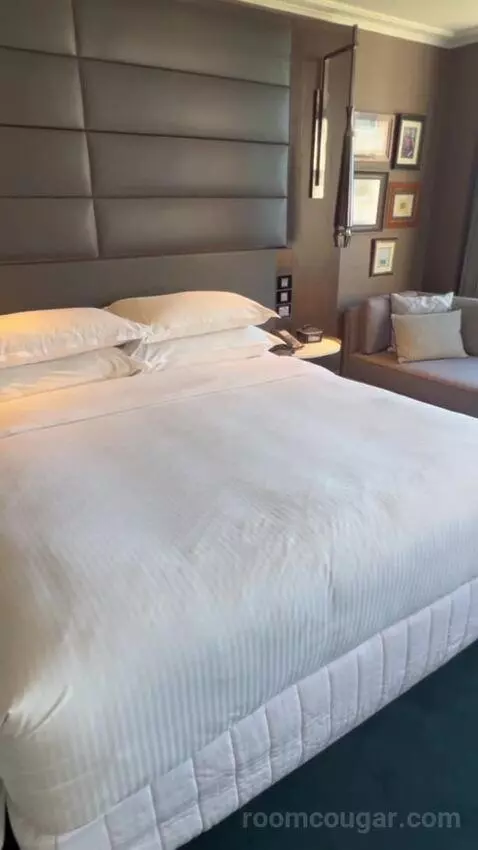 Grand Executive King Suite with Club Lounge Access bed picture #5