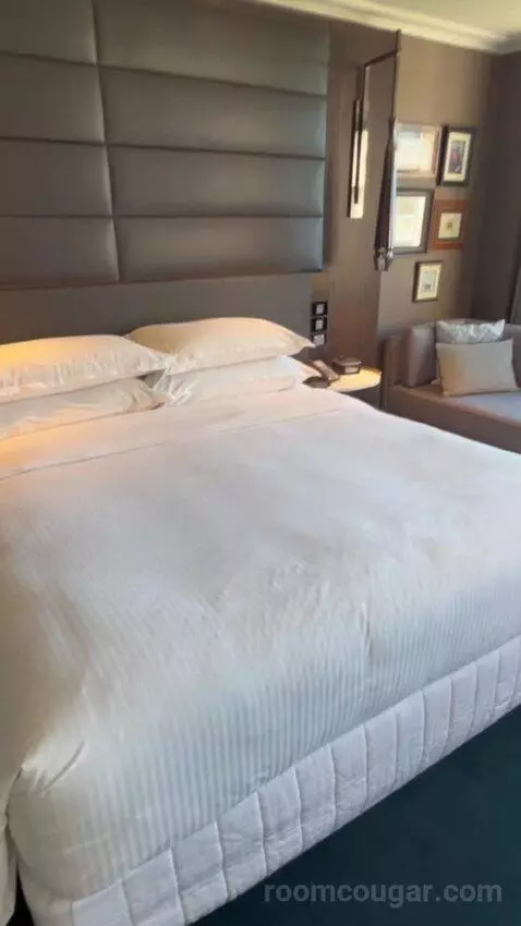 Grand Executive King Suite with Club Lounge Access bed picture #7