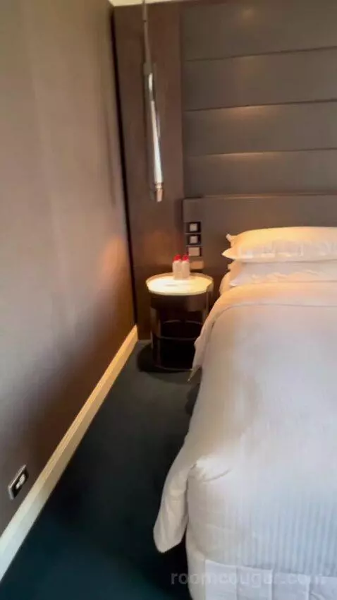 Grand Executive King Suite with Club Lounge Access bed picture #9