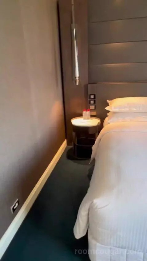 Grand Executive King Suite with Club Lounge Access bed picture #10
