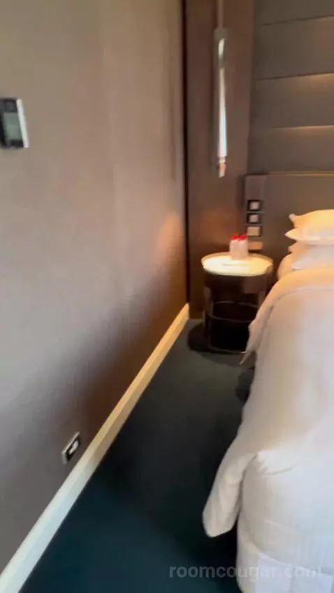 Grand Executive King Suite with Club Lounge Access bed picture #12