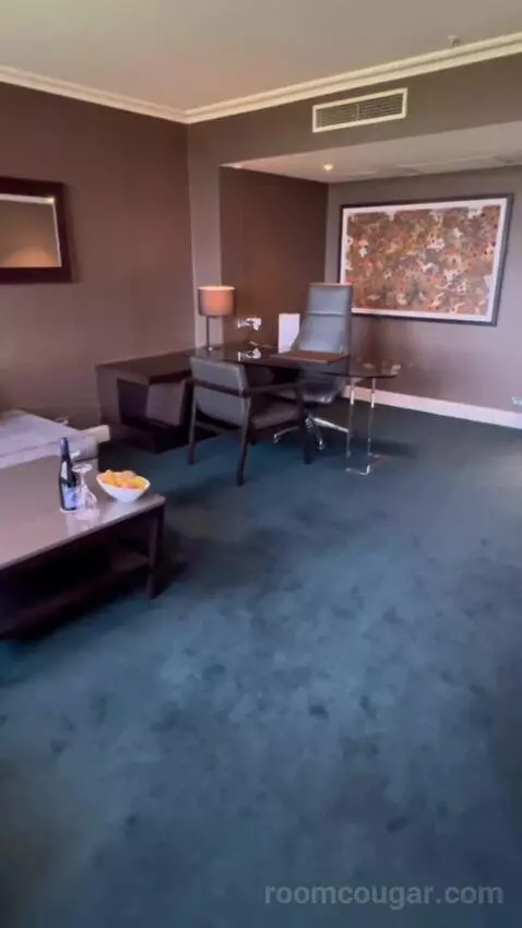 Grand Executive King Suite with Club Lounge Access picture #4