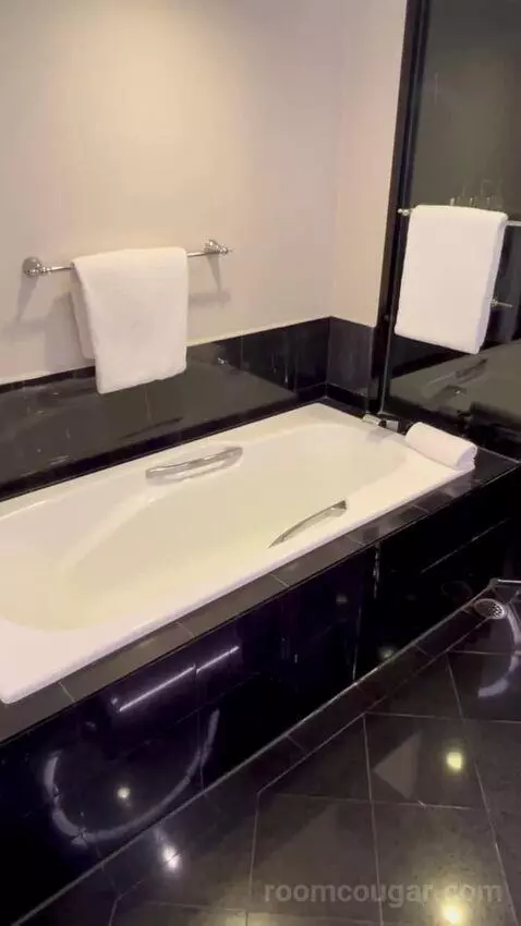 Grand Executive Room with Club Lounge Access - City Side (#608) bathroom picture #5