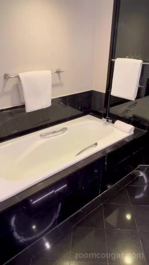 Grand Executive Room with Club Lounge Access - City Side (#608) bathroom picture #6