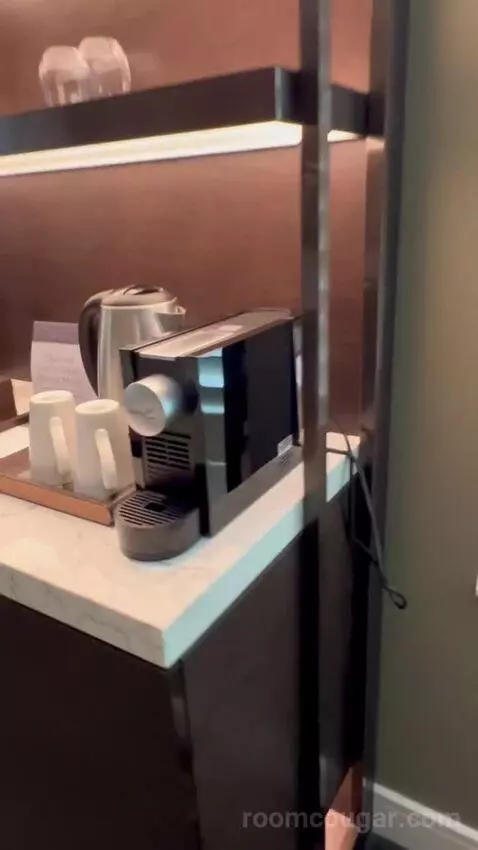 Grand Executive Room with Club Lounge Access - City Side (#608) picture #4