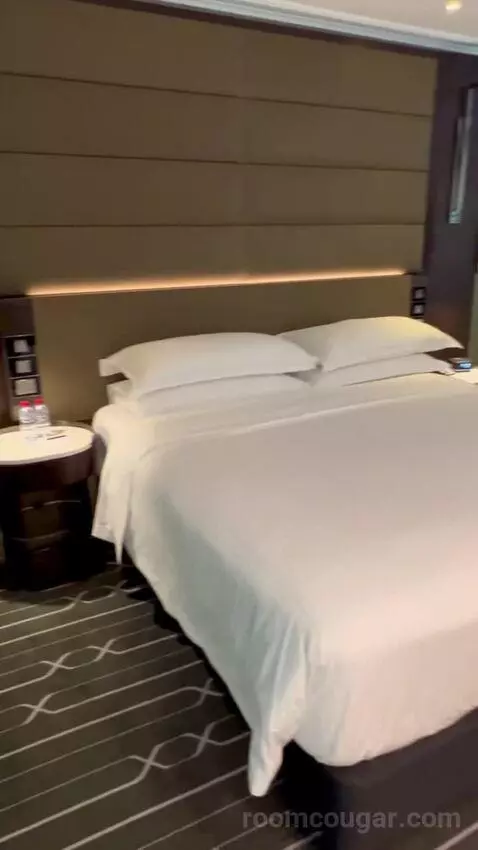 Grand Executive Room with Club Lounge Access - City Side (#608) bed picture #5