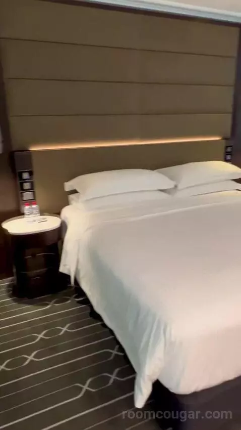 Grand Executive Room with Club Lounge Access - City Side (#608) bed picture #6