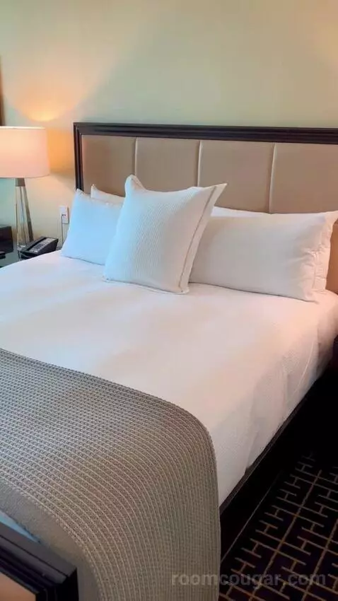 Deluxe King Room (#2808) bed picture #1