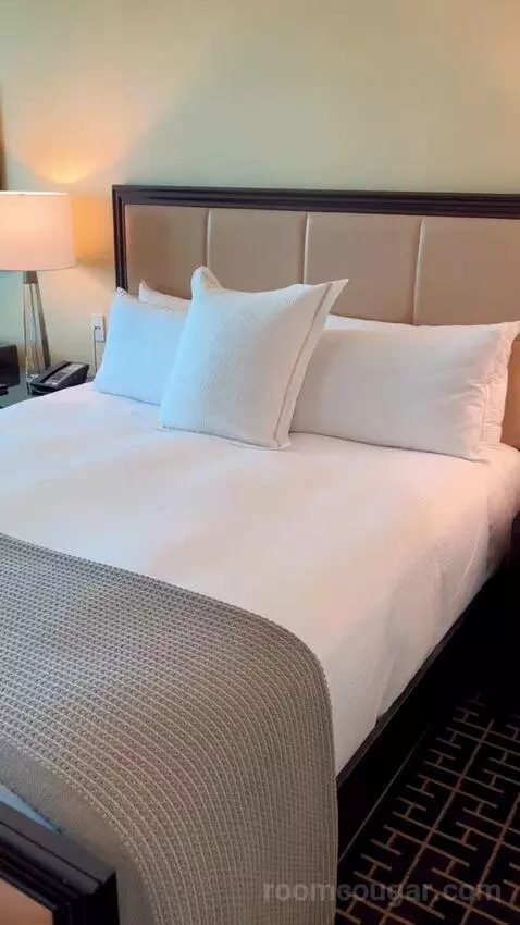 Deluxe King Room (#2808) bed picture #2