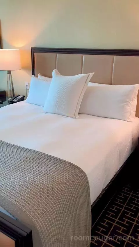 Deluxe King Room (#2808) bed picture #4