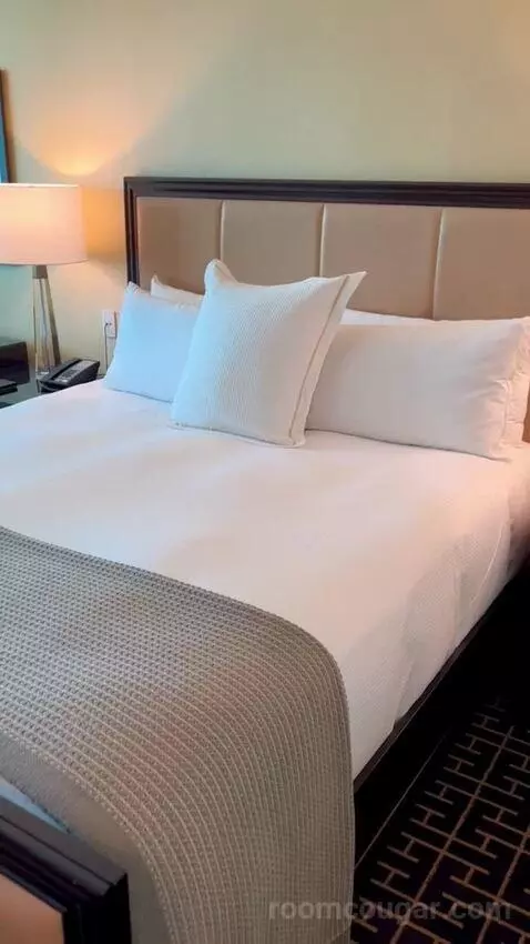 Deluxe King Room (#2808) bed picture #5