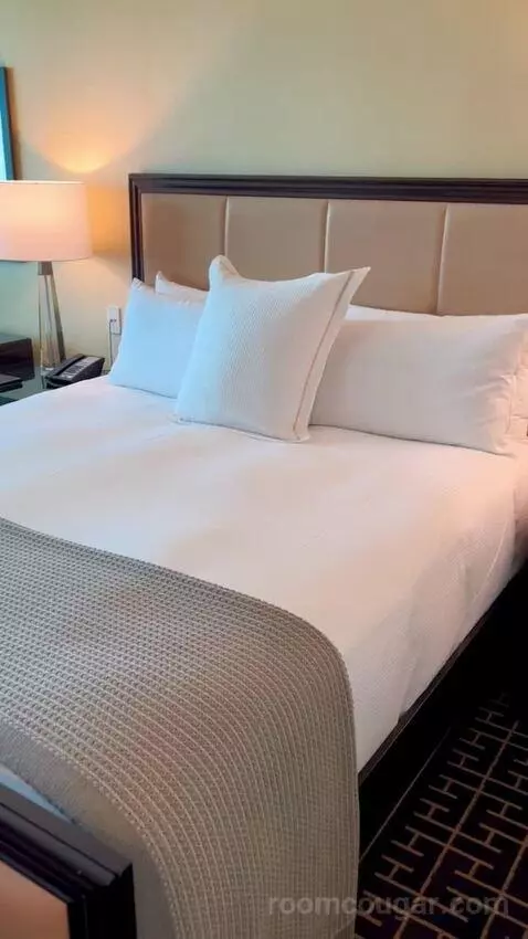 Deluxe King Room (#2808) bed picture #6