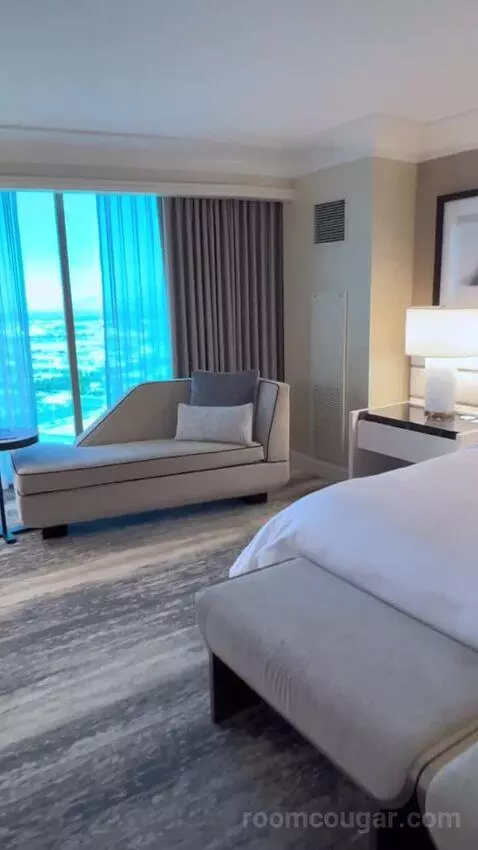 One-Bedroom Suite (#3101) bed picture #6