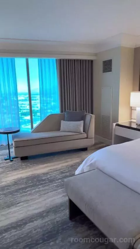 One-Bedroom Suite (#3101) bed picture #8