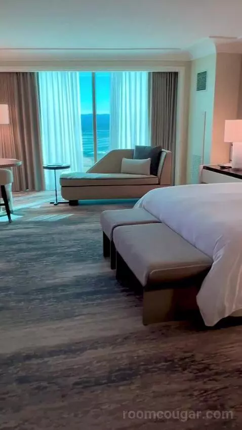 Deluxe King Room with Mountain View (#3204) bed picture #1