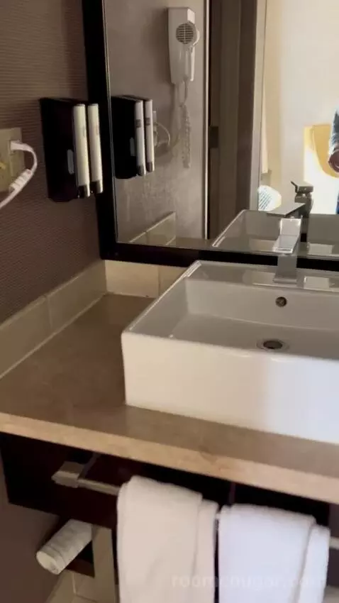 Deluxe King Room (#1216) bathroom picture #7