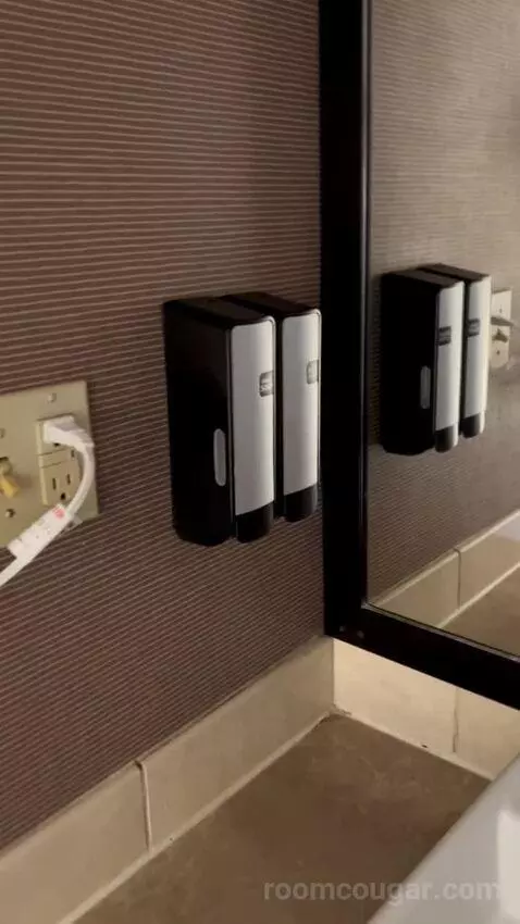 Deluxe King Room (#1216) picture #9