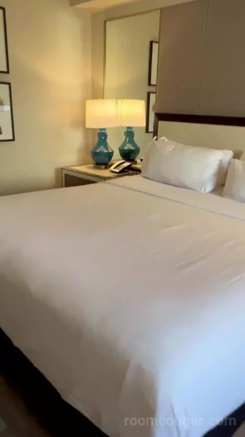 Julius Executive King Room bed picture #3