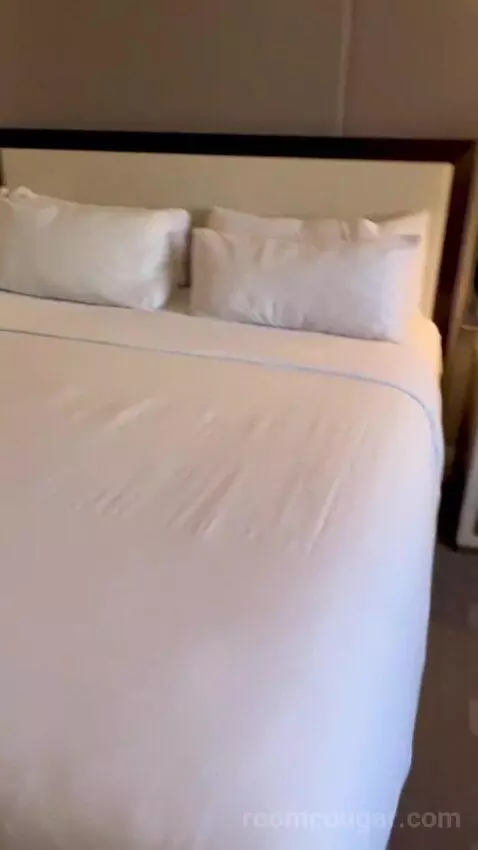 Julius Executive King Room bed picture #12