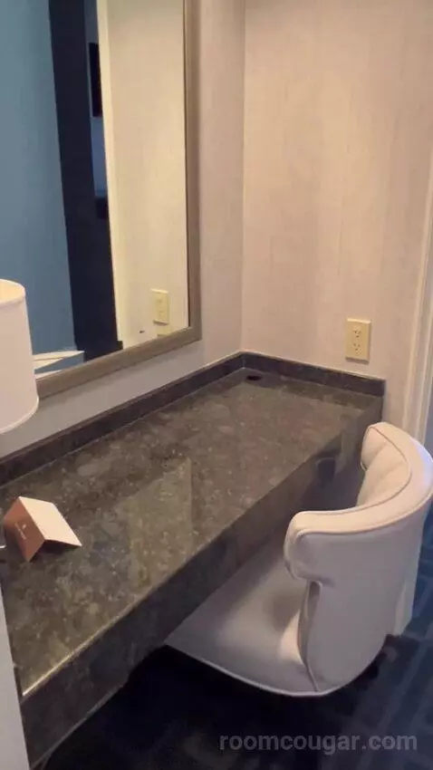 Augustus Premium Room, King bathroom picture #1