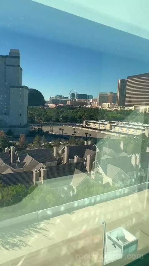 Queen Room with Two Queen Beds (#1006) view picture #3