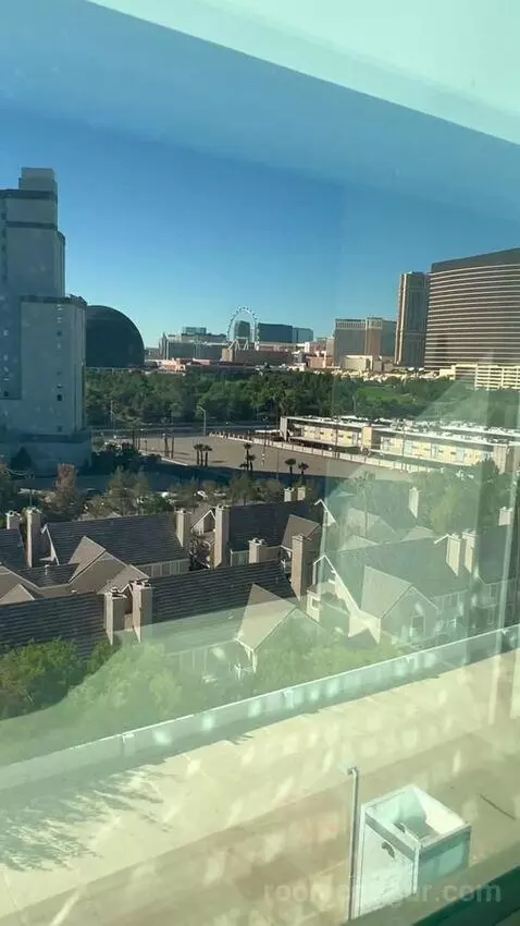 Queen Room with Two Queen Beds (#1006) view picture #4