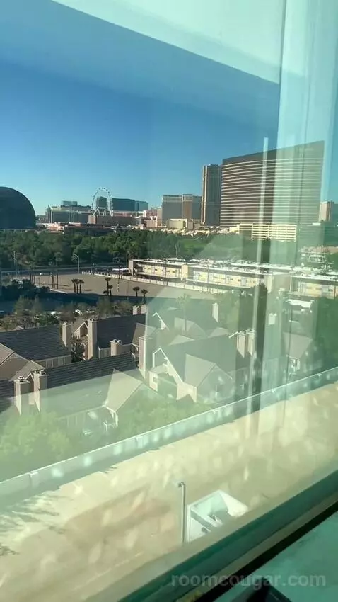 Queen Room with Two Queen Beds (#1006) view picture #8