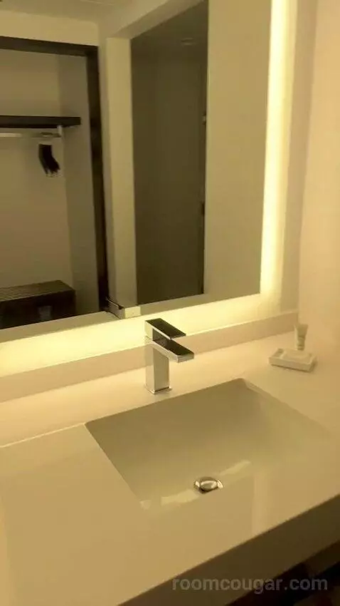 King Room (#808) bathroom picture #3