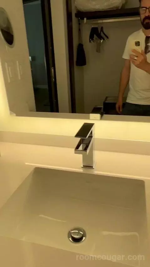 King Room (#808) bathroom picture #6