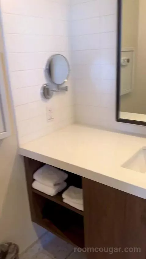 Luxe Room (#1806) bathroom picture #9