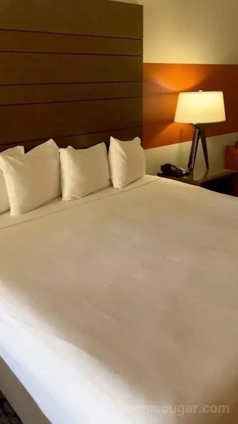 Luxe Room (#1806) bed picture #11