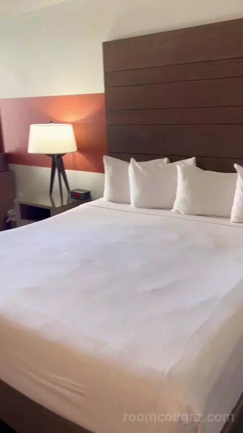 Luxe Room (#1806) bed picture #2