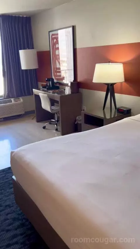 Luxe Room (#1806) bed picture #8