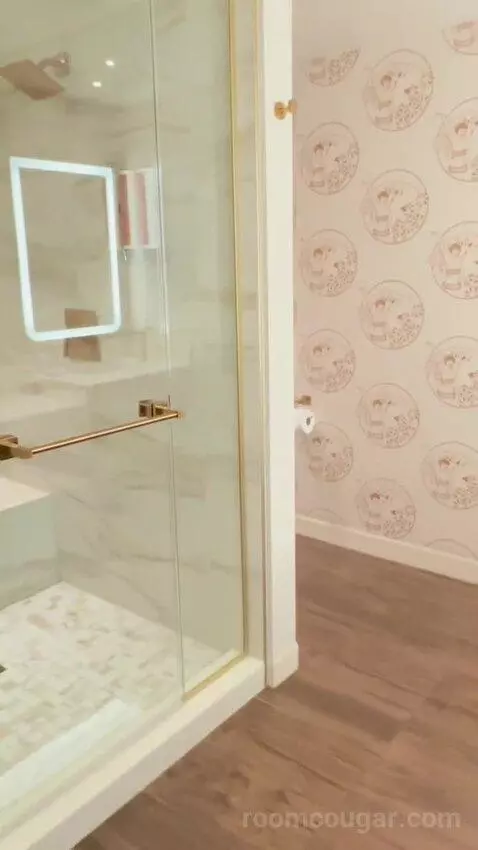 Double King (#1726) bathroom picture #1