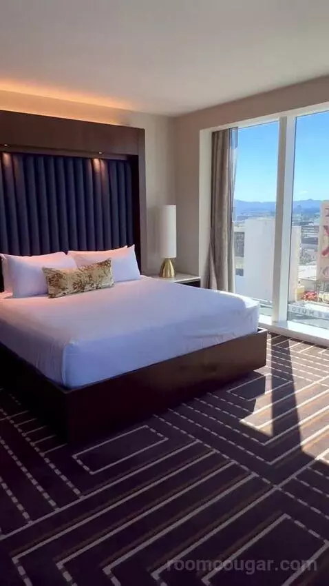 Corner Studio (#2301) bed picture #3