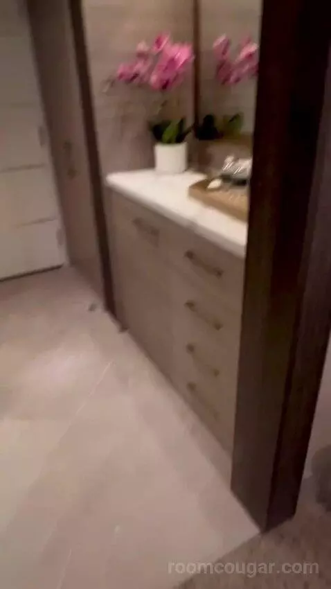 Marra Style King Mountain View (#31218) bathroom picture #1