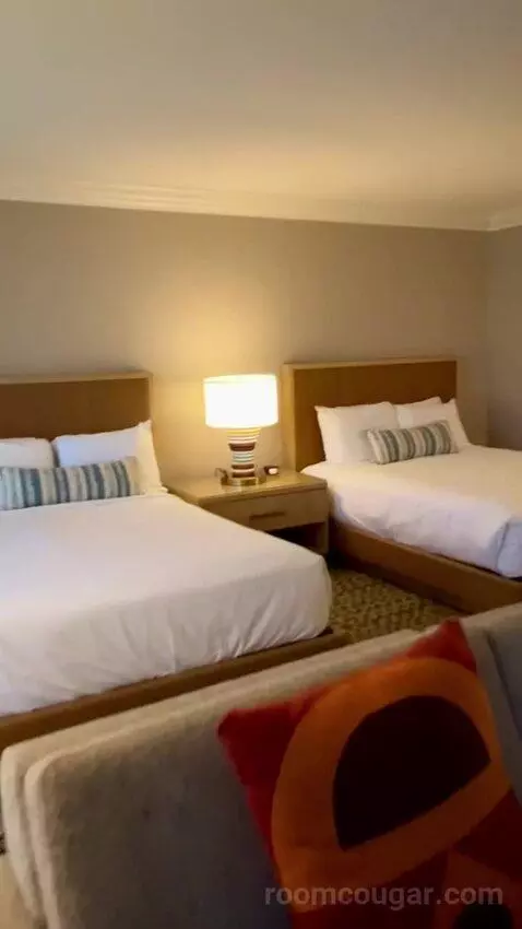 Deluxe Queen Room with Two Queen Beds - High Floor bed picture #3